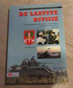 De laatste divisie - De geschiedenis van 1 Divisie '7 Decemb, Boeken, Verzenden, 1945 tot heden, Zo goed als nieuw, Algemeen