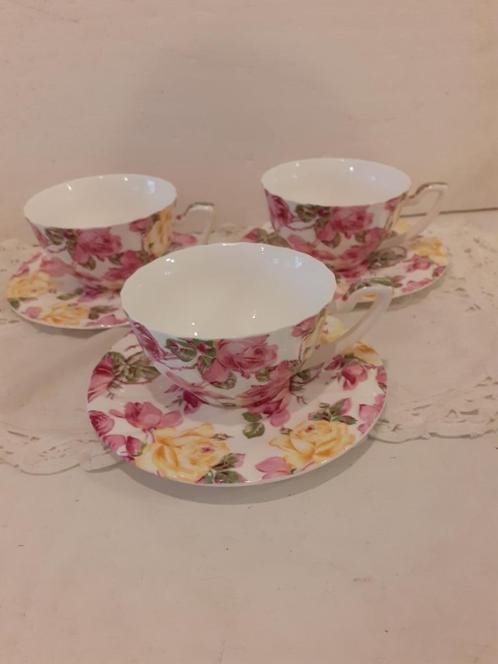 3 porseleinen kop en schotels met roze en gele rozen, Antiek en Kunst, Antiek | Servies los, Ophalen of Verzenden