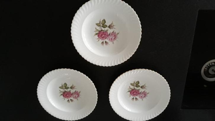 Servies ( niet compleet ) Kaiser Moosrose, Huis en Inrichting, Keuken | Servies, Zo goed als nieuw, Schaal of Schalen, Overige stijlen