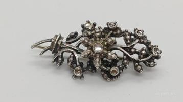 Oude zilveren broche met steentjes beschikbaar voor biedingen