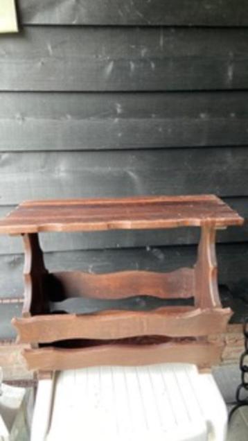 Vintage houten handgemaakte krantenbak gietijzeren standaard beschikbaar voor biedingen