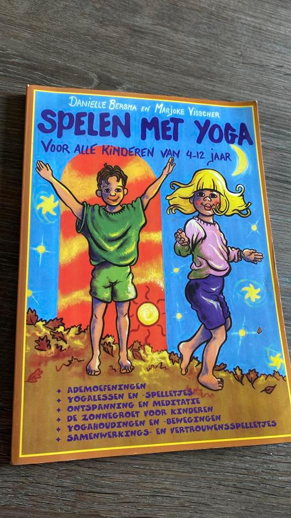 Spelen met yoga voor kinderen van 4 - 12 jaar, Sport en Fitness, Yoga en Pilates, Zo goed als nieuw, Ophalen of Verzenden