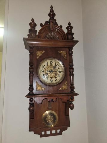 Mooie houten wandklok met slinger – klassiek beschikbaar voor biedingen