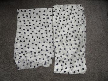2 restant-stukken polyester stof, wit met zwarte figuurtjes
