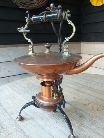 Koperen waterketel met brander.   beschikbaar voor biedingen