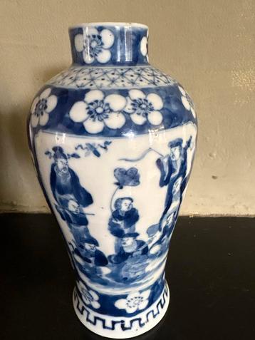 Antieke Blauw-Witte Vaas met Chinese Motieven (19e eeuw?)  beschikbaar voor biedingen