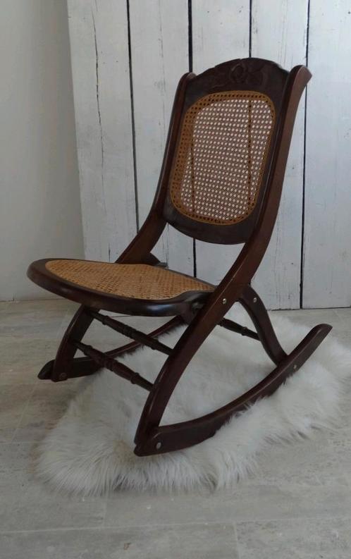 Vintage Schommelstoel met Riet, Huis en Inrichting, Stoelen, Gebruikt, Eén, Hout, Riet of Rotan, Bruin, Ophalen of Verzenden