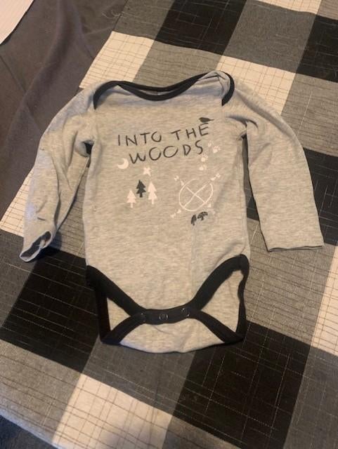 Grijze romper van de Wibra. Maat 62, Kinderen en Baby's, Babykleding | Maat 62, Zo goed als nieuw, Jongetje, Nacht- of Onderkleding