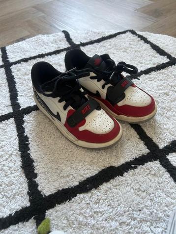 ZGAN wit zwart Nike Jordan Legacy 312 Chicago 27.5 schoen  beschikbaar voor biedingen