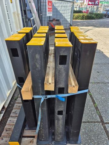 23 stuks A safe kunststof palen beschikbaar voor biedingen