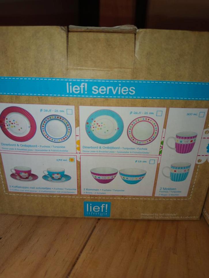 4 kopjes en 4 schoteltjes lief servies, Huis en Inrichting, Keuken | Servies, Nieuw, Kop(pen) en/of Schotel(s), Overige stijlen