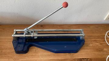 tegelsnijder beschikbaar voor biedingen