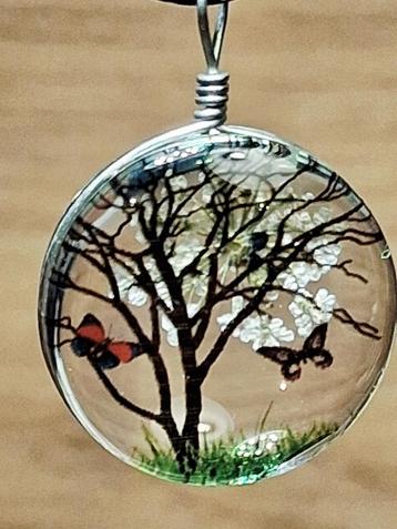ronde glazen hanger life tree witte bloemetjes beschikbaar voor biedingen