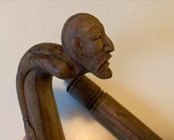 Interessante Houten Wandelstok met Gesneden Figuur beschikbaar voor biedingen