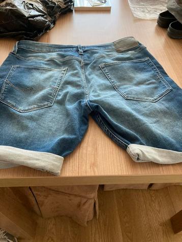 Korte broek beschikbaar voor biedingen