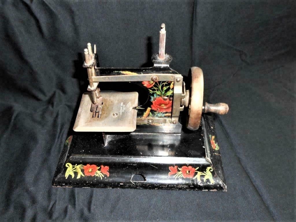 Blikken naaimachine zwart met een klaproosje, Ophalen of Verzenden