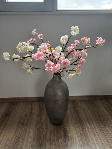 Vaas met nepbloemen (5 takken) beschikbaar voor biedingen