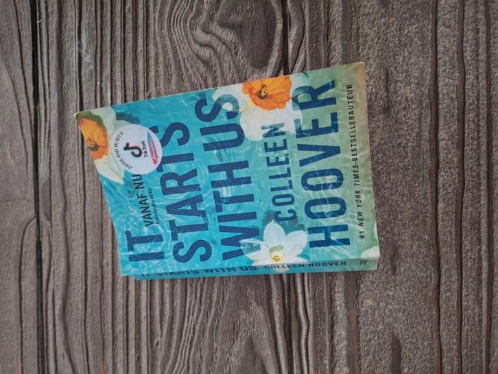 Colleen Hoover - It Starts With Us, Boeken, Literatuur, Zo goed als nieuw, Ophalen of Verzenden