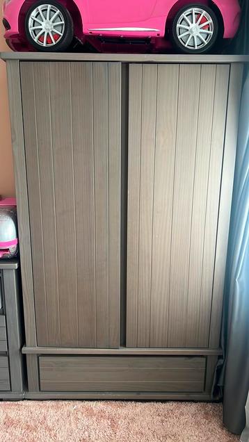 Kledingkast en lade (commode) kast en plankje te koop beschikbaar voor biedingen