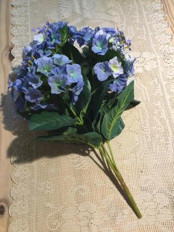 Nepbloemen, realistische hortensia's beschikbaar voor biedingen
