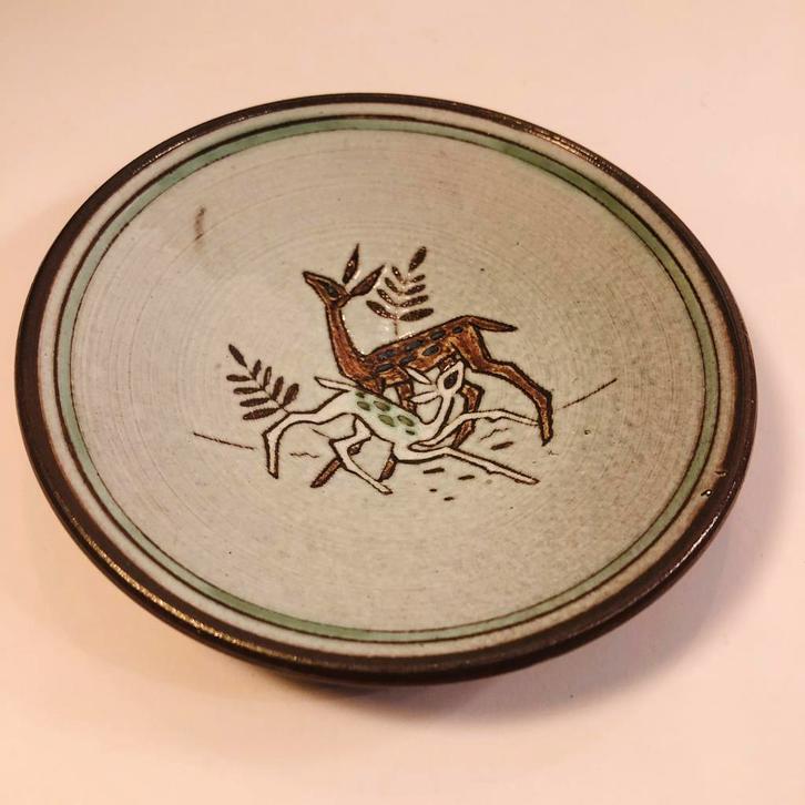 Sierbordje met twee hertjes, vvv Arnhem, gesigneerd, Antiek en Kunst, Antiek | Wandborden en Tegels, Ophalen of Verzenden