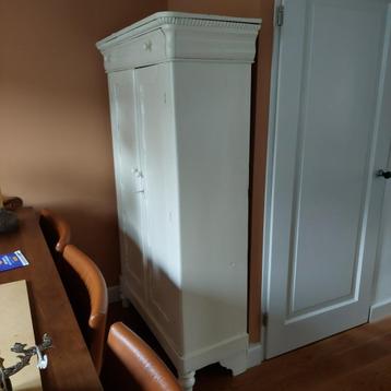 Te koop wit grenen kast beschikbaar voor biedingen