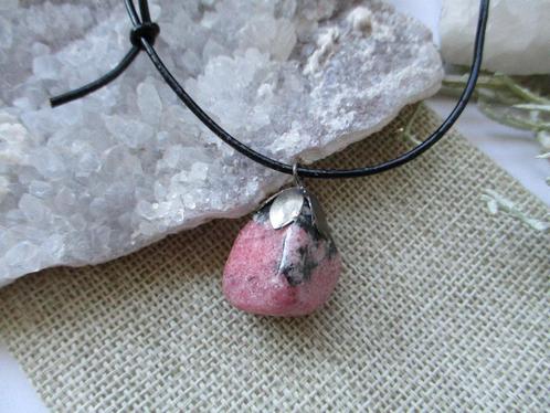 Rhodoniet -met leren trekkoord, Verzamelen, Mineralen en Fossielen, Mineraal, Ophalen of Verzenden