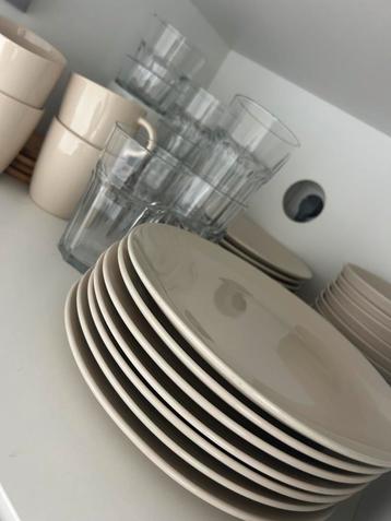 Servies Bord schotel kommen glazen kopjes IKEA beschikbaar voor biedingen
