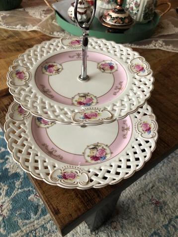 Etage schaal met bloemmotief beschikbaar voor biedingen