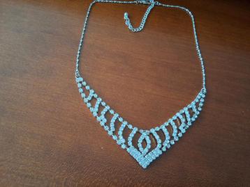 Clair's Zilverkleurige Strass Bib Ketting beschikbaar voor biedingen