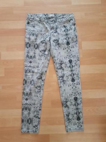 Leuke grijze broek met spetters/figuren maat 38 40 / maat M beschikbaar voor biedingen