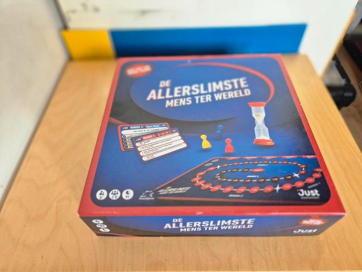 Bordspel De Allerslimste Mens Ter Wereld, Hobby en Vrije tijd, Gezelschapsspellen | Overige, Zo goed als nieuw, Vijf spelers of meer