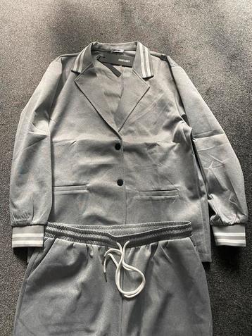 Kleding sportief pak beschikbaar voor biedingen