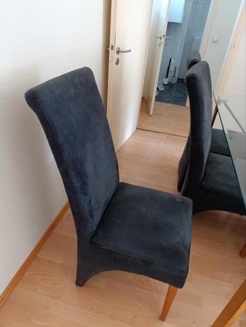 Tafel met 6 stoelen  beschikbaar voor biedingen