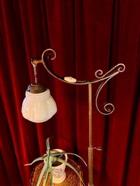 Antieke Smeedijzeren Art Deco Vloerlamp met opaalglas 1930's, Huis en Inrichting, Lampen | Losse lampen, Gebruikt, Led-lamp, Overige fittingen