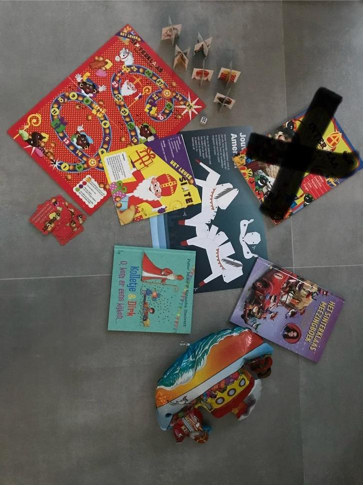 Leuk Sinterklaaspakket te koop met o.a. boek en spel, Diversen, Sinterklaas, Ophalen of Verzenden