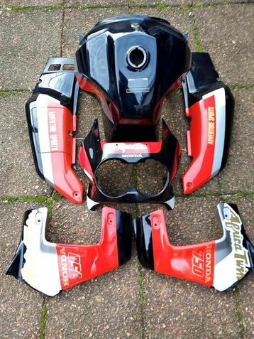 Honda XRV 750 Model RD04 complete tank-kuip set Zwart-rood beschikbaar voor biedingen
