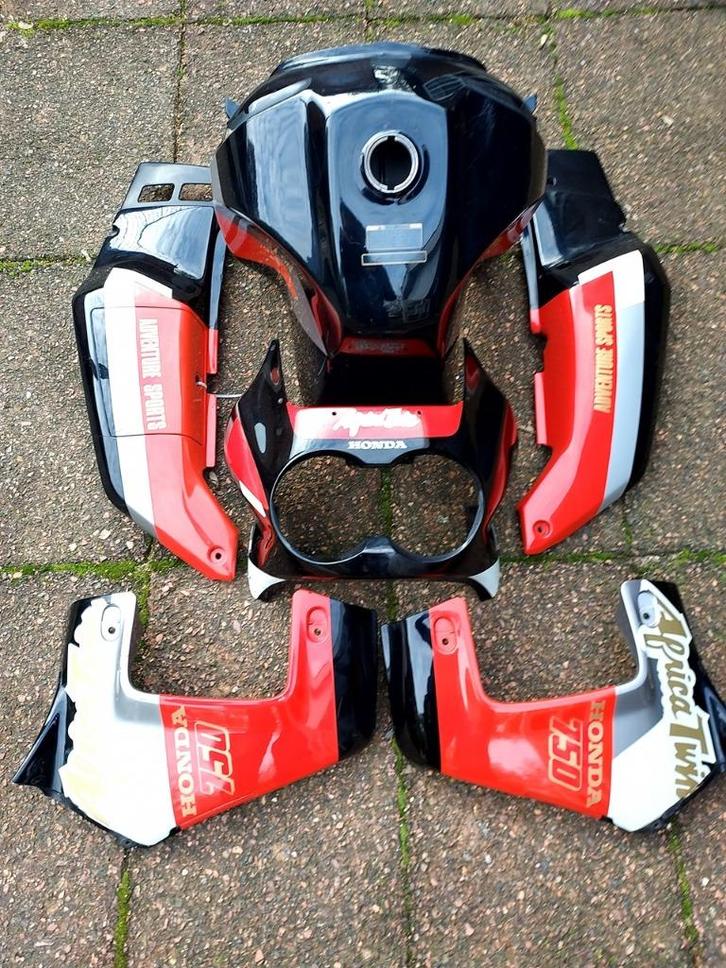 Honda XRV 750 Model RD04 complete tank-kuip set Zwart-rood, Motoren, Tuning en Styling, Ophalen