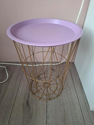 Leuk tafeltje met metalen frame beschikbaar voor biedingen