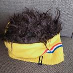 Gele jumbo muts met bruine haren. Maat 59., Maat 56/58 (XL), Ophalen of Verzenden, Zo goed als nieuw, Accessoires