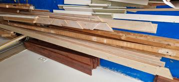 Houten planken beschikbaar voor biedingen