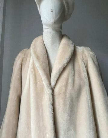 Pelsmantel ecru uit acryl & katoen mix beschikbaar voor biedingen