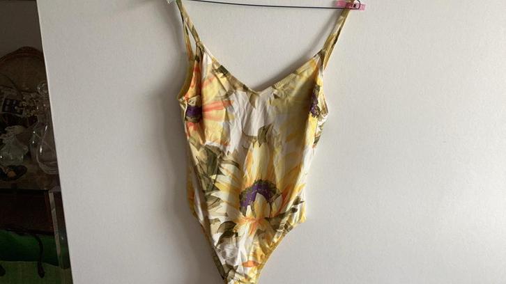 Badpak met zonnebloemen….XL E8,00, Kleding | Dames, Badmode en Zwemkleding, Zo goed als nieuw, Badpak, Geel, Ophalen of Verzenden