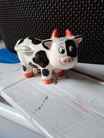 Kleine, mooie spaarpot koe beschikbaar voor biedingen