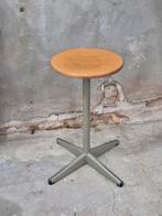 Hoge vintage industriële kruk. Metaal met hout., Ophalen of Verzenden, Gebruikt, Hout