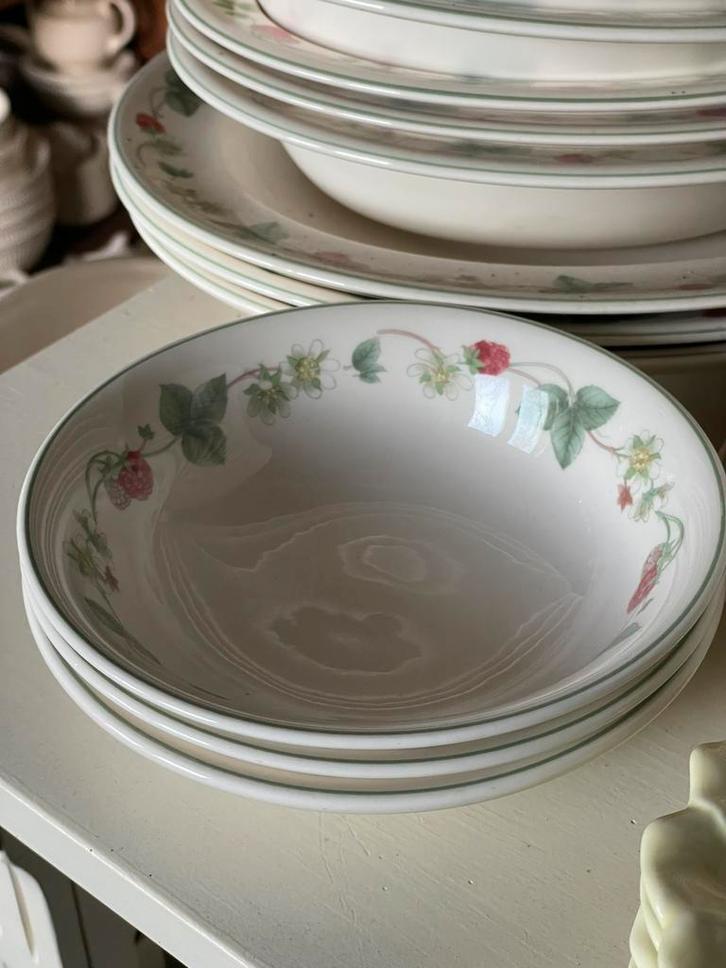 Wedgwood RASPBERRY papschaaltjes, Huis en Inrichting, Keuken | Servies, Zo goed als nieuw, Schaal of Schalen, Wedgwood, Porselein