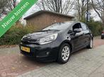 Kia Rio 1.2 CVVT Plus Pack AC/ELEK RMN&SPGLS/NAP/APK/1e EIG, Auto's, Euro 5, Gebruikt, 4 cilinders, Zwart
