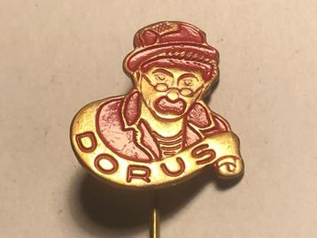 Metalen DORUS TV-SERIE Speld (Rood/Messingkleur). beschikbaar voor biedingen