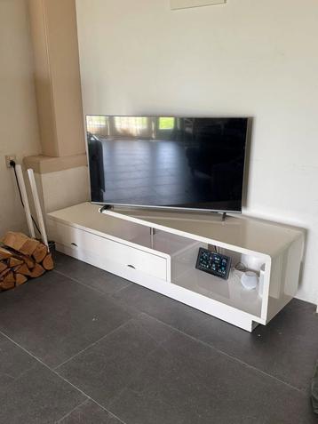 Tv meubel / wit beschikbaar voor biedingen