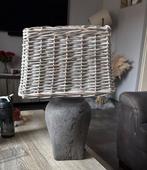 Stijlvolle lamp met stenen voet en rieten kap, Huis en Inrichting, Lampen | Vloerlampen, Ophalen, Zo goed als nieuw, Stof, Minder dan 100 cm